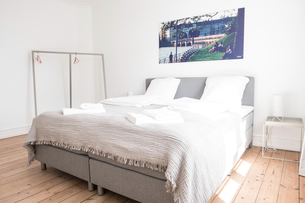 Beautiful 2-bed w Large Balcony