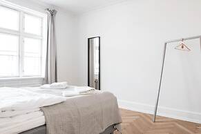 Beautiful 2-bed w Large Balcony
