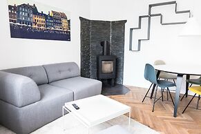 Beautiful 2-bed w Large Balcony