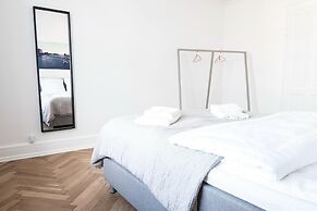 Beautiful 2-bed w Large Balcony
