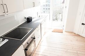 Beautiful 2-bed w Large Balcony