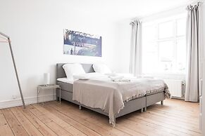 Beautiful 2-bed w Large Balcony