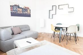 Beautiful and Bright 2-bed With Private Balcony