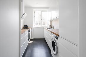 Fantastic 2-bed w Balcony in Charlottenlund