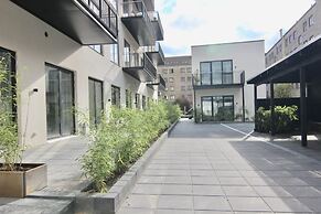 Townhouse Studio w Large Private Balcony