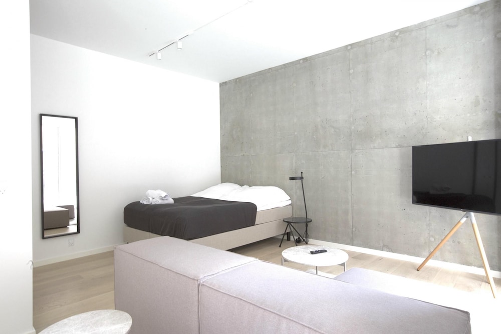 Cool Studio Apartment w Private Terrace - 219