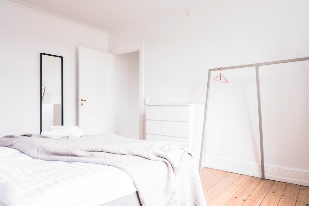 Beautiful 2-bed With Large Balcony