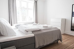 Beautiful 2-bed With Large Balcony