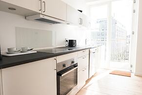 Beautiful 2-bed With Large Balcony
