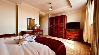 Pyramids Tower Inn