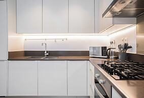 HomesGetaway- 1BR Apt in Marina Gate1