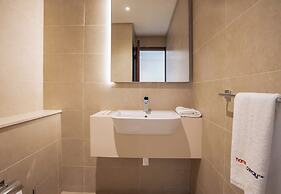 HomesGetaway- 1BR Apt in Marina Gate1