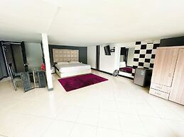 PROMO 18 BDRM Building, Pool+ 5Jacuzzis at Poblado
