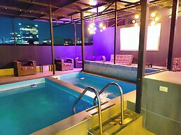 PROMO 18 BDRM Building, Pool+ 5Jacuzzis at Poblado