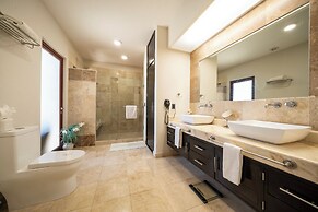 Beachfront Ocean View Penthouse Surf 408