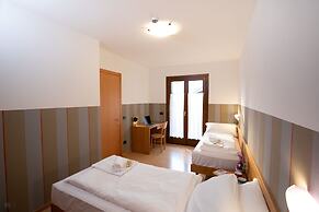 HOTEL MAE'