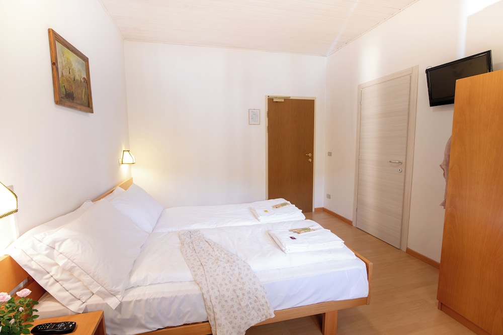 HOTEL MAE'