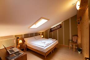 HOTEL MAE'