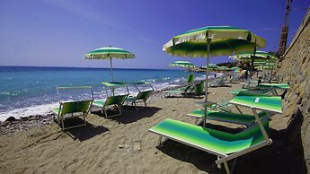 Lora Hotel