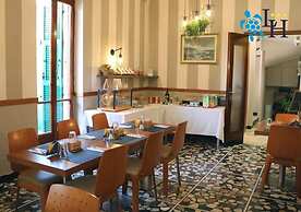 Lora Hotel
