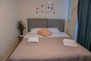 Urban Oasis Stylish Apt in Piraeus Centr