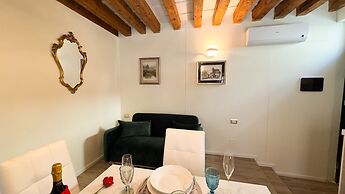 Graceful Venice Barnaba Suite by Ca-sa Check