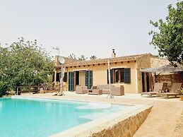 Villa Near Cala Tropicana With Pool