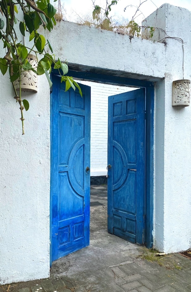 VILLA BLUE DOOR
