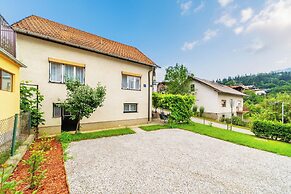 Family Friendly Apartment With Parking