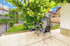 Family Friendly Apartment With Parking
