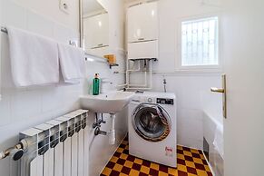Family Friendly Apartment With Parking