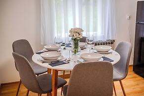 Family Friendly Apartment With Parking