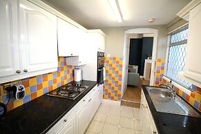 Bungalow - Sleeps 6 - Pets Ok - Garden - Parking