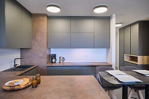 Tropic Night Apartment by Litto
