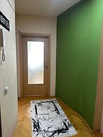 Yellow Moon Hostel&Apartment