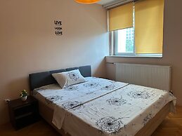 Yellow Moon Hostel&Apartment