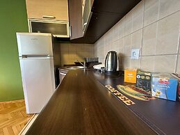 Yellow Moon Hostel&Apartment