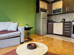 Yellow Moon Hostel&Apartment