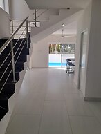 Villa Paradiso Sleeps 8 With Pool