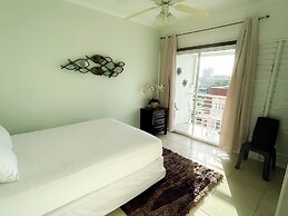 City View New Kingston Apartment w/ Pool
