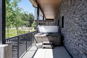 Rustic Retreat by Revelstoke Vacations
