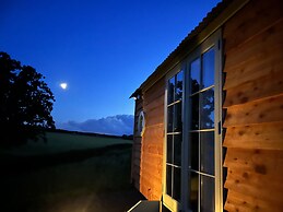 Cosy Devon Hut Woodland Views