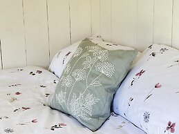 Cosy Devon Hut Woodland Views