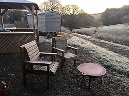 Cosy Devon Hut Woodland Views