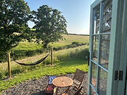 Cosy Devon Hut Woodland Views