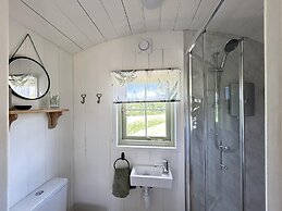 Cosy Devon Hut Woodland Views