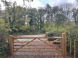 Cosy Devon Hut Woodland Views