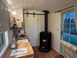 Cosy Devon Hut Woodland Views