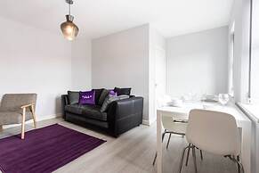 Lovely One-bedroom Serviced Apartment in Eccles