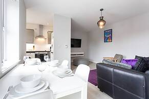 Lovely One-bedroom Serviced Apartment in Eccles